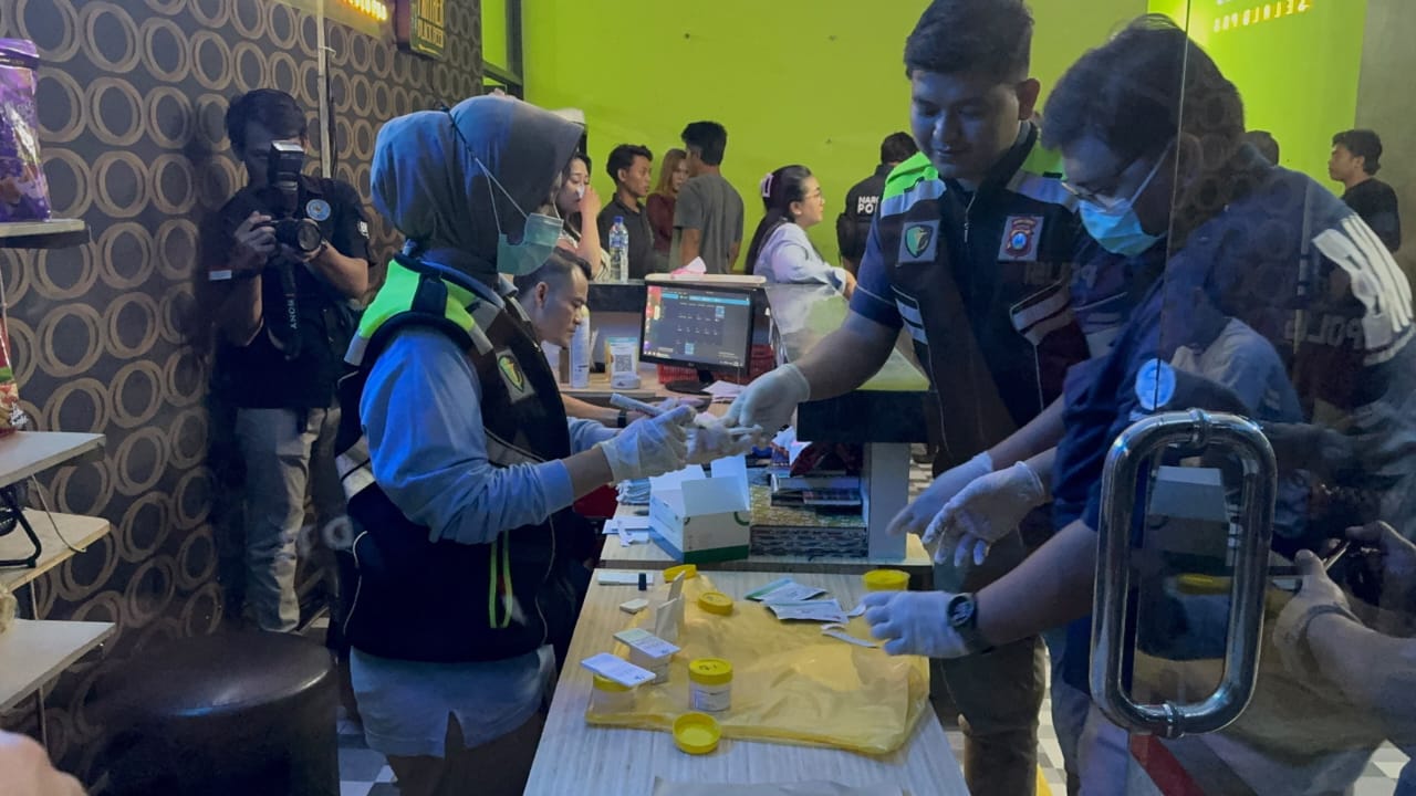 Cegah Penyalahgunaan Narkoba, Polres Nganjuk Gelar Tes Urine Mendadak di Tempat Hiburan Malam