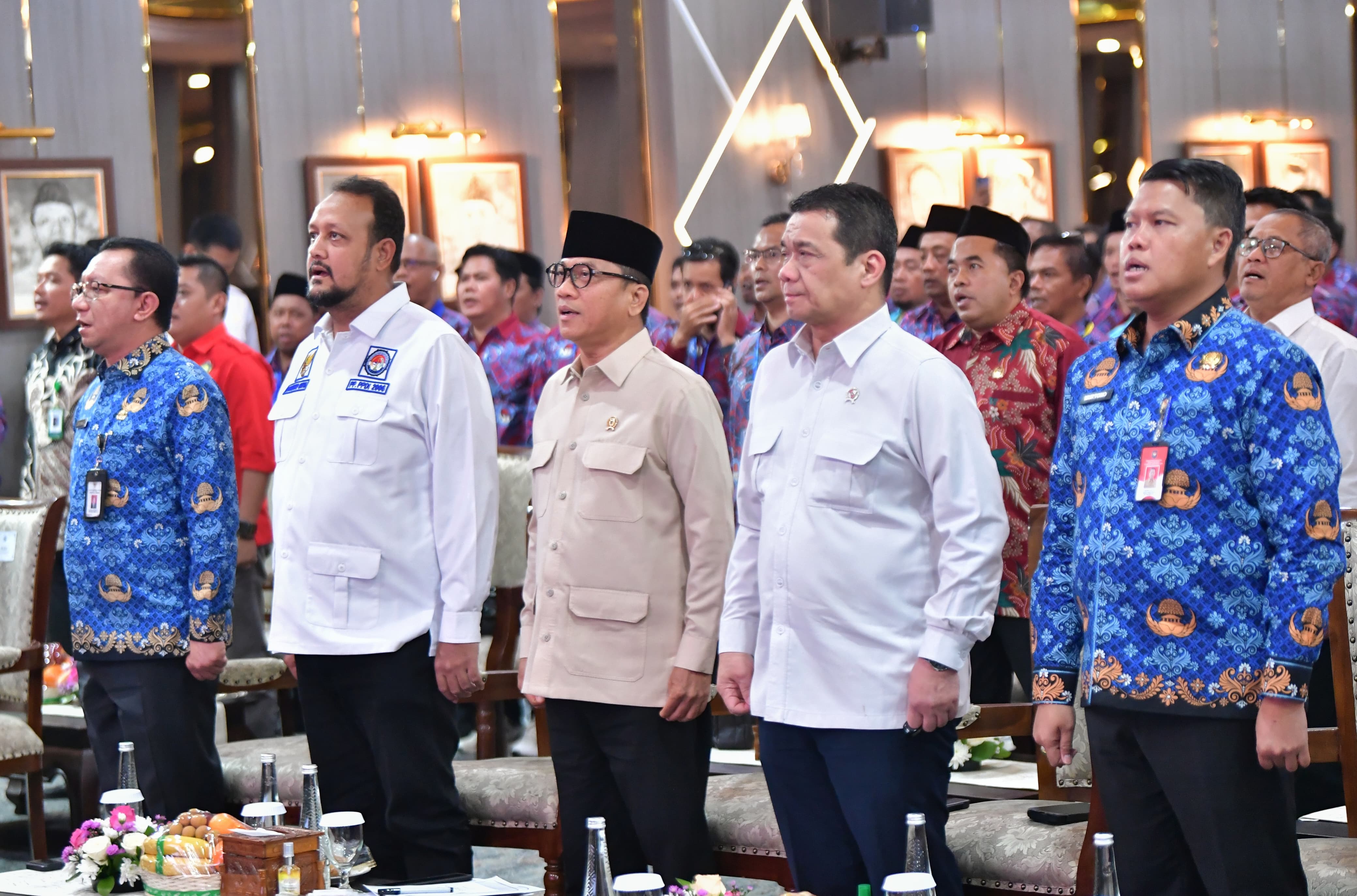 Perangkat Desa Dukung Pelaksanaan MBG dan Kopdes di Hadapan Mendes Yandri