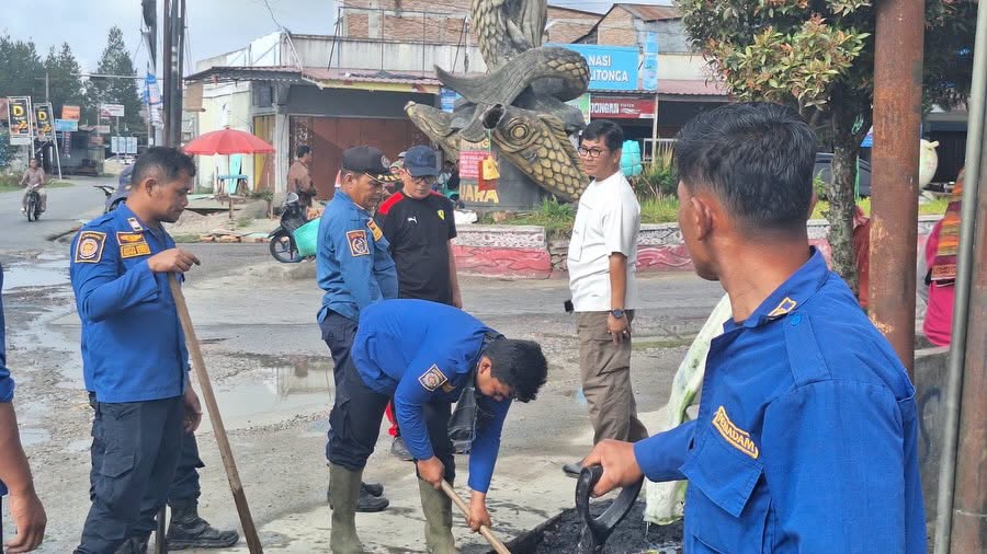 Pemkab Taput Gelar Gotong Royong Massal di Jalur Menuju Bandara Silangit