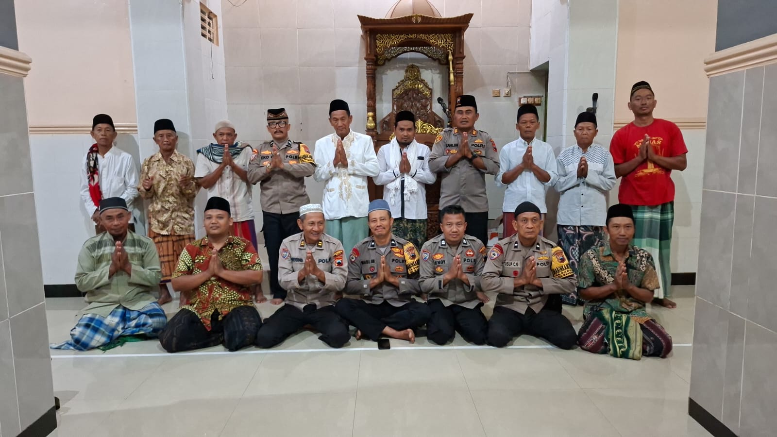 Kapolsek Margorejo AKP SAHLAN,S.H.,M.M Sholat Subuhan di Desa Badengan Kabupaten Pati
