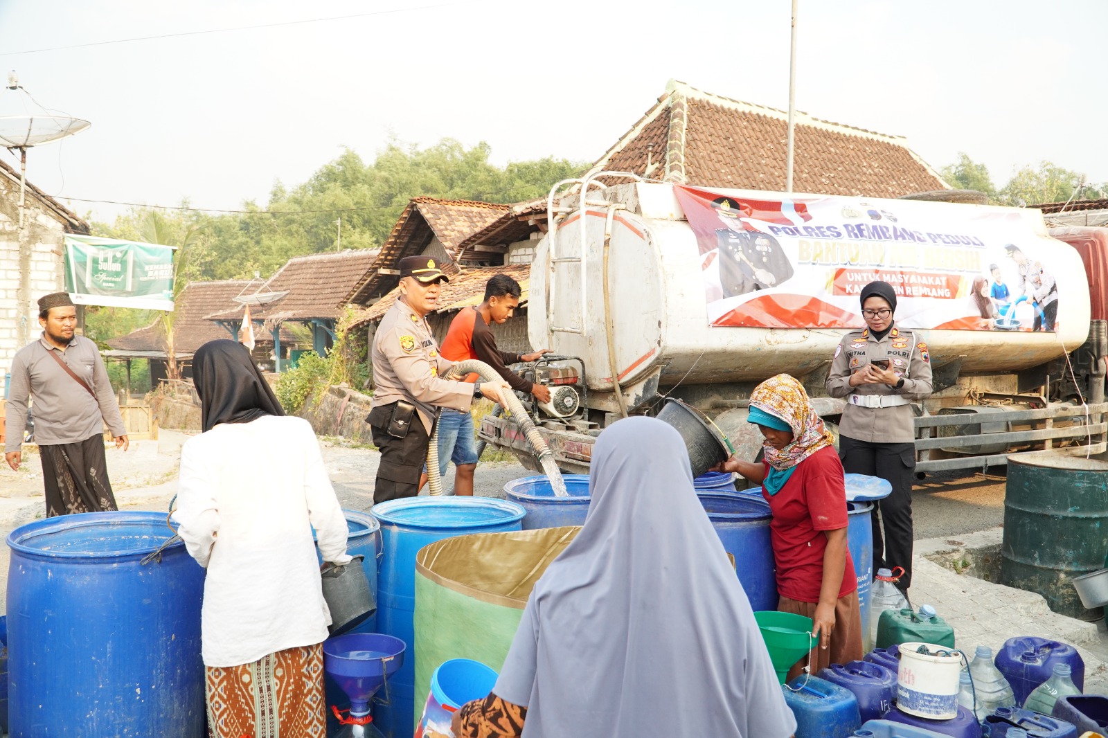 Polres Rembang Peduli,Salurkan Lima Puluh Ribu Liter Air Bersih Untuk Daerah dan Warga yang Terdampak Kekeringan