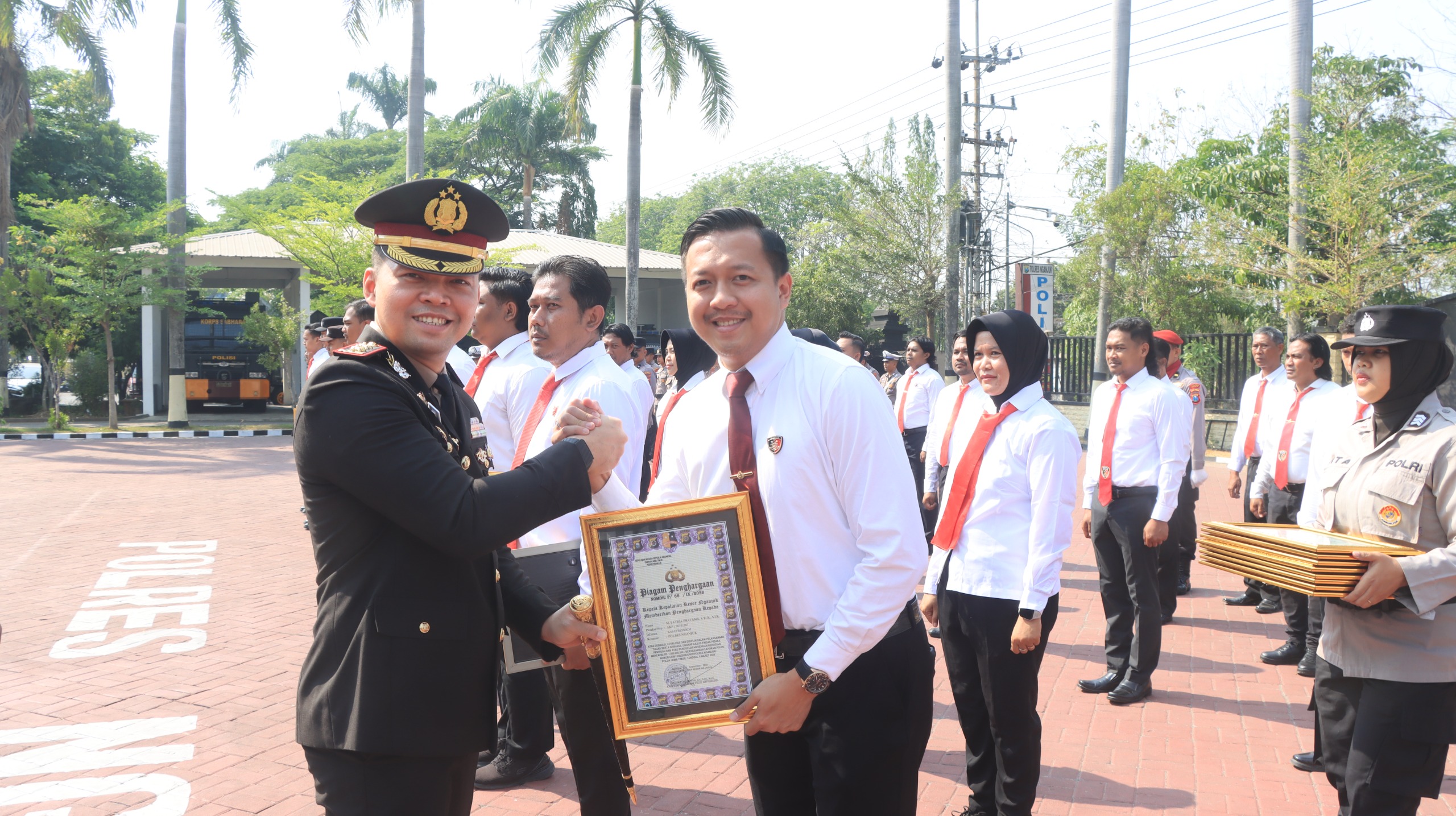 Kapolres Nganjuk Serahkan Penghargaan kepada 38 Personel Berprestasi di Hari Kesaktian Pancasila
