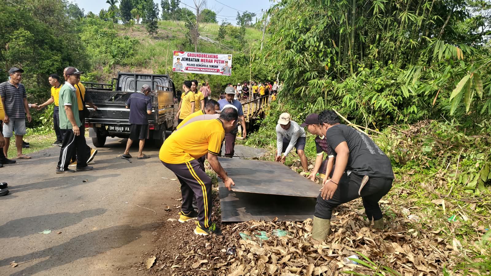 Masyarakat Mengapresiasi Kinerja Kapolres Benteng Saat Lakukan Titik Nol Pembangunan Jembatan Merah Putih Penghubung Desa Bukit dan Desa Kuti Agung.