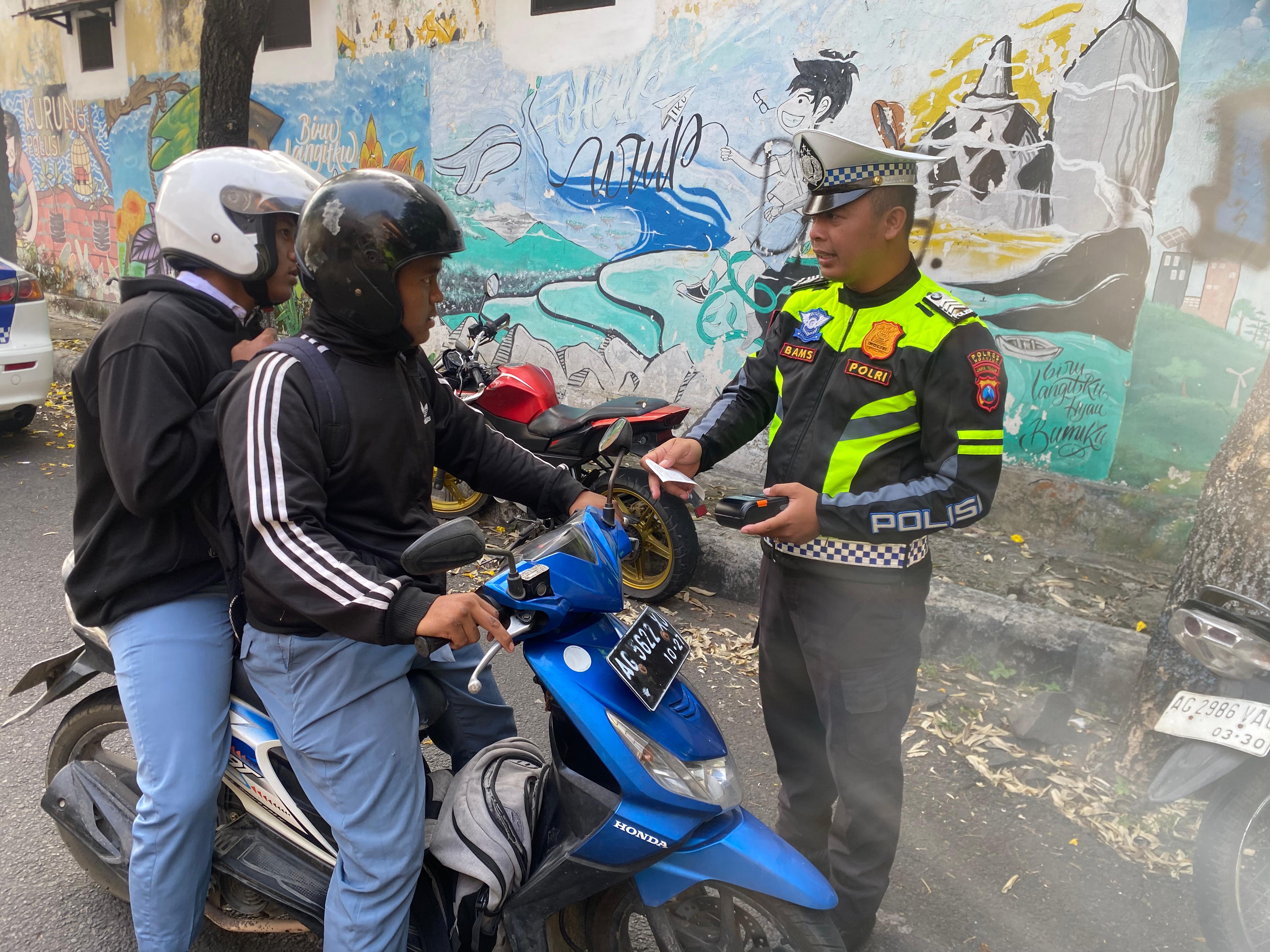 Satlantas Polres Nganjuk Tindak Pengendara Lawan Arus di Jalan SP4 Sate