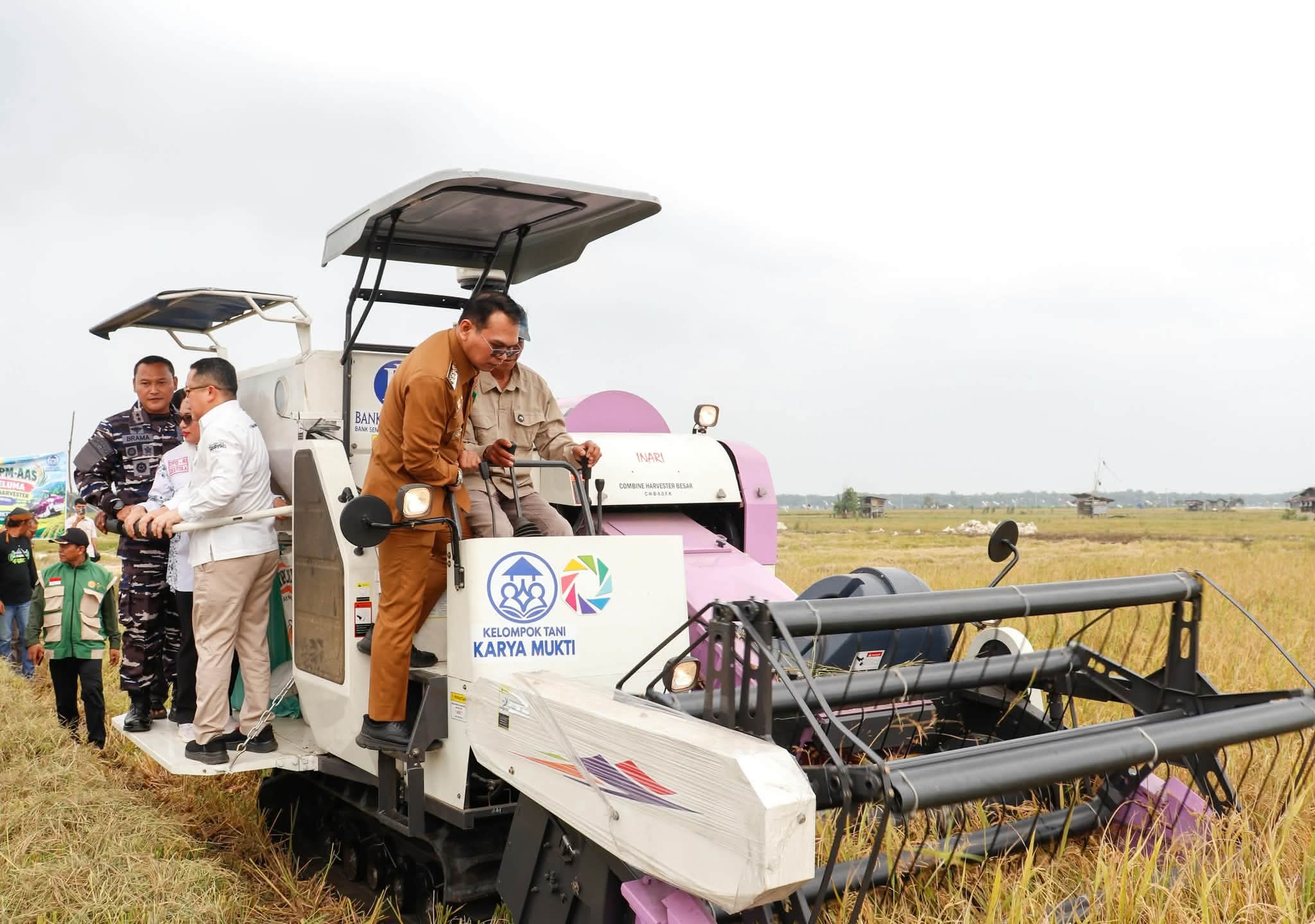 Demi Ciptakan Seluma Sebagai Lumbung Penghasil Beras, Bupati dan BI Serahkan Bantuan Combine Harvester ke Petani di desa Sarimulyo
