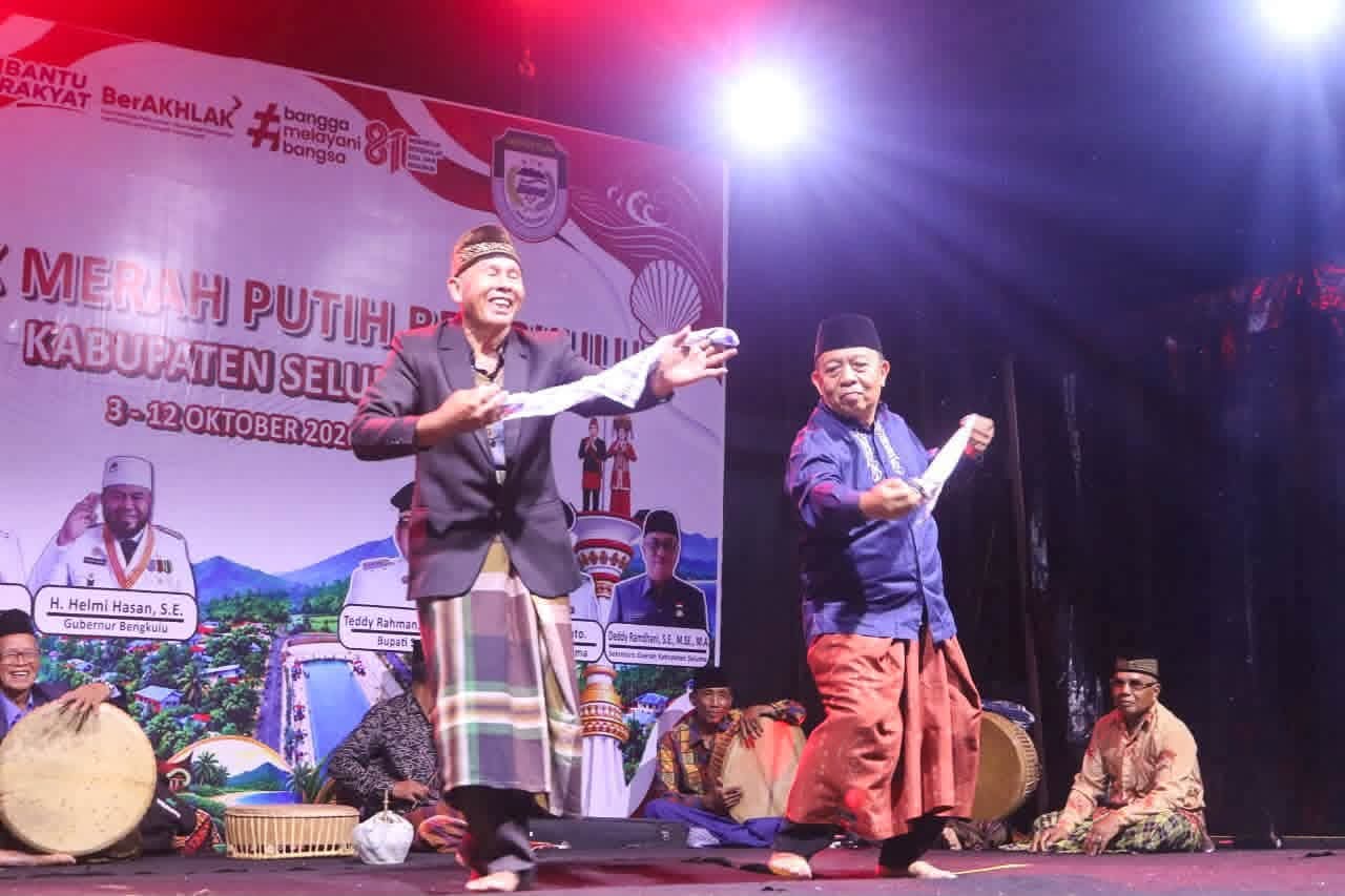 Wabup Gustianto dan Sekda Deddy Tampilkan Seni Mencak di Seni Dendang Seluma